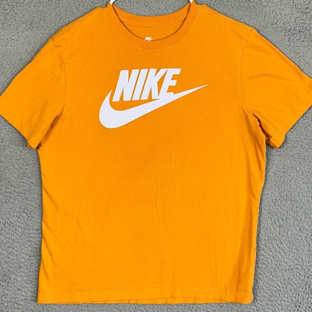 Nike T-Shirt Mens Medium Orange Futura‎ Logo Graphic Tee Crew Neck Short Sleeve - Picture 2 of 8